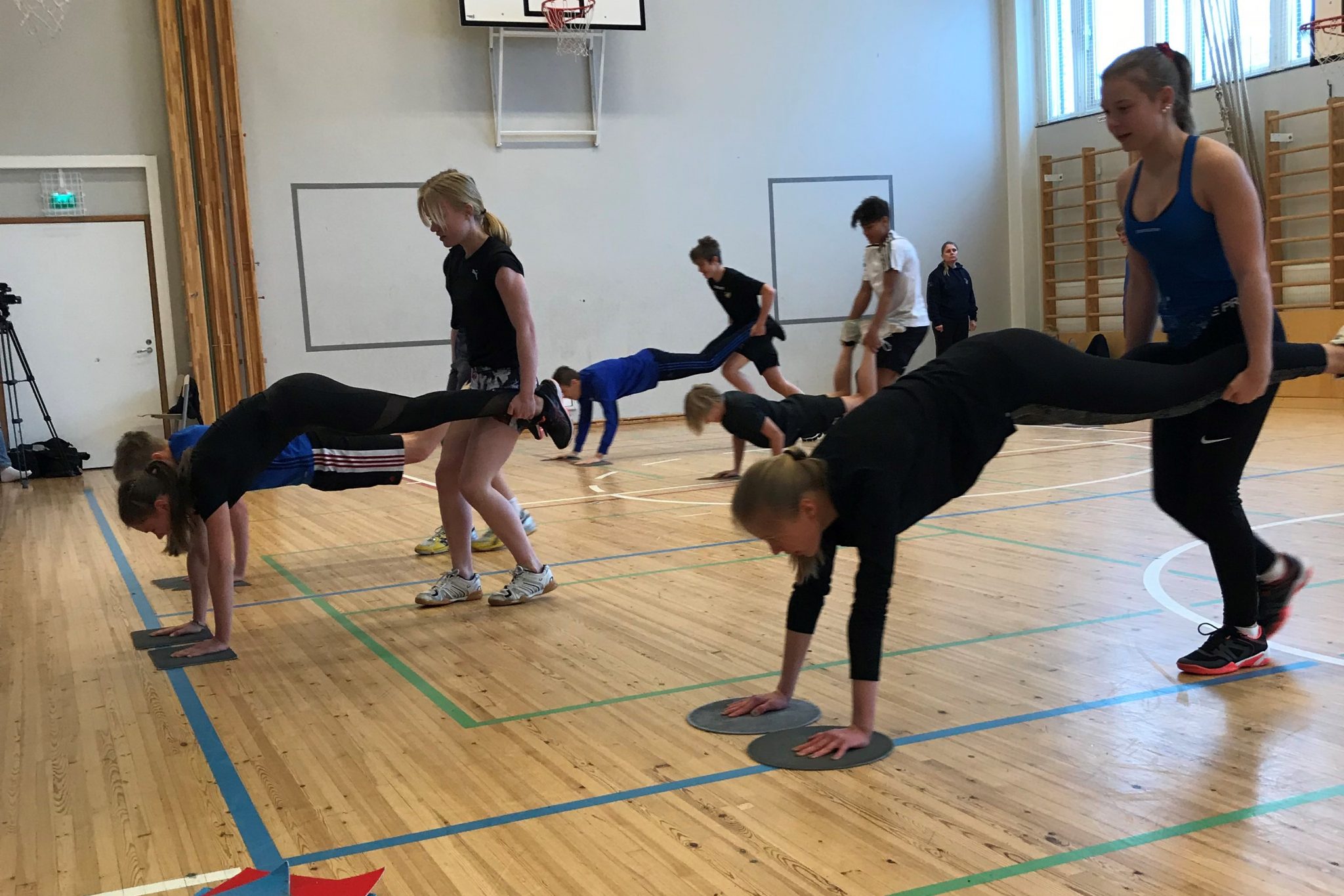 Nuoret tekevät liikuntatunnilla lihaskuntoharjoitteita