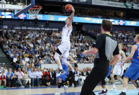Lauri Markkanen dunking against Iceland in front of a full crowd