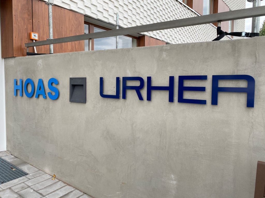 HOAS ja URHEA -logot betoniseinässä