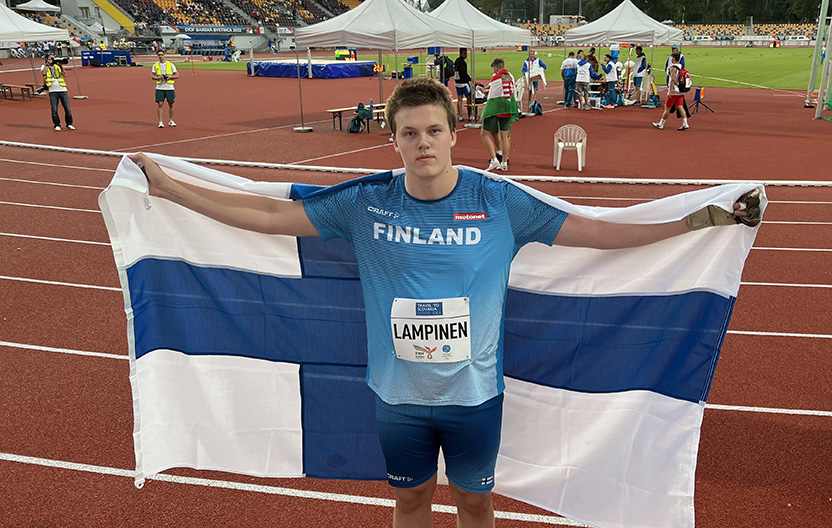 Mico Lampinen pitelee Suomen lippua ja katsoo kameraan