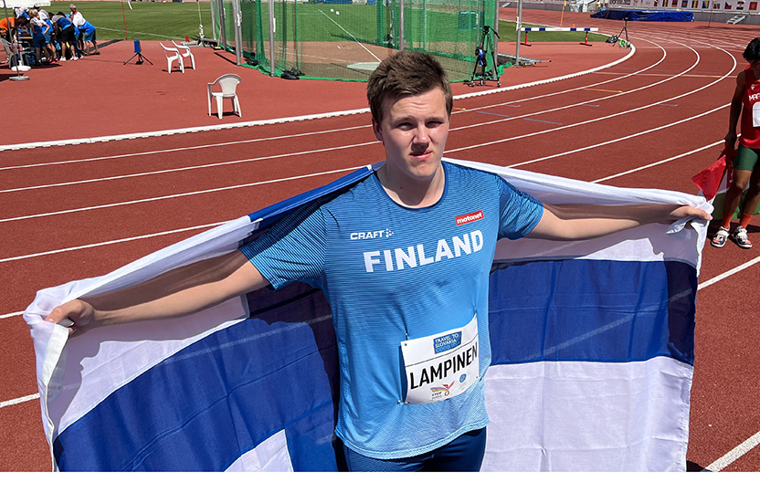 Mico Lampinen pitelee Suomen lippua