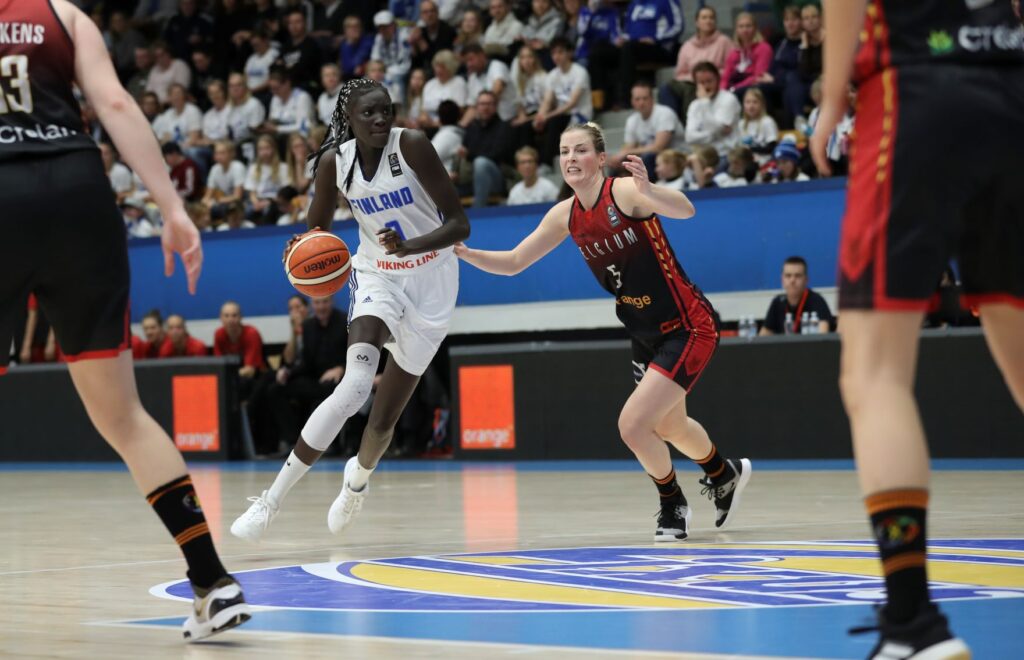 Awak Kuier in Team Finland jersey with basketball