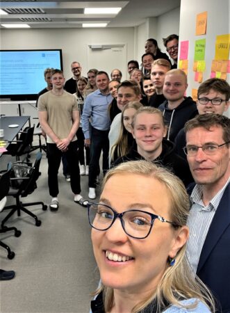 Noin 20 ihmistä yhteiskuvassa