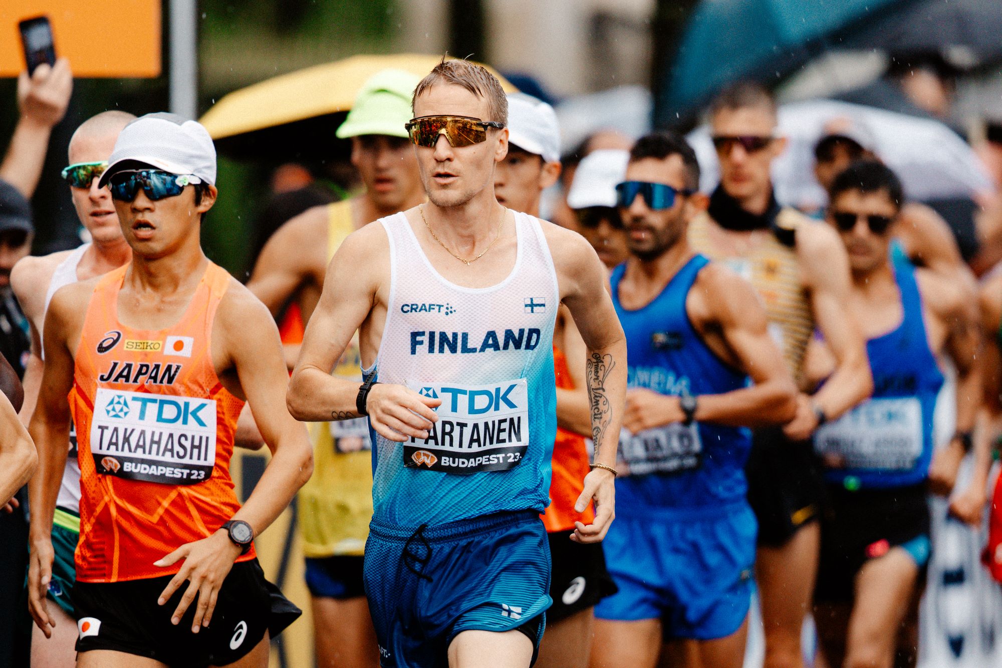 Aku Partanen kävelee kilpaa Suomen maajoukkueen edustusvaatteet päällä numerolappu rinnassa