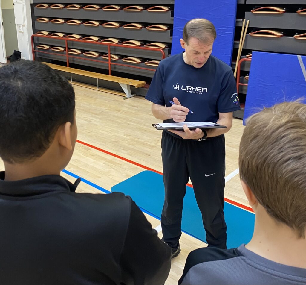 Liikunnanopettaja Heikki Saloranta ohjeista ryhmää liikkuvuusosion tehtäväpisteellä Leppävaaran liikuntahallilla.