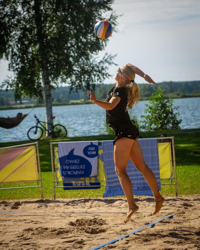 Annika Waris pelaa beach volleyta ulkona
