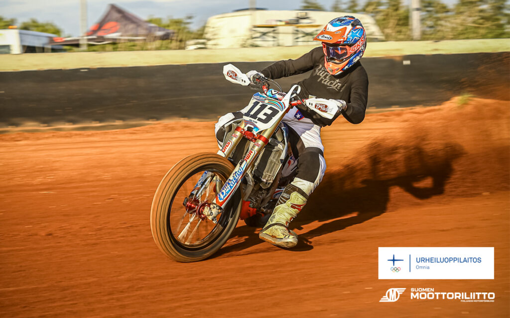Saku Purtilo ajaa motocrossia hiekkaradalla, alakulmassa Omnia urheiluoppilaitoksen ja Suomen Moottoriliiton logot