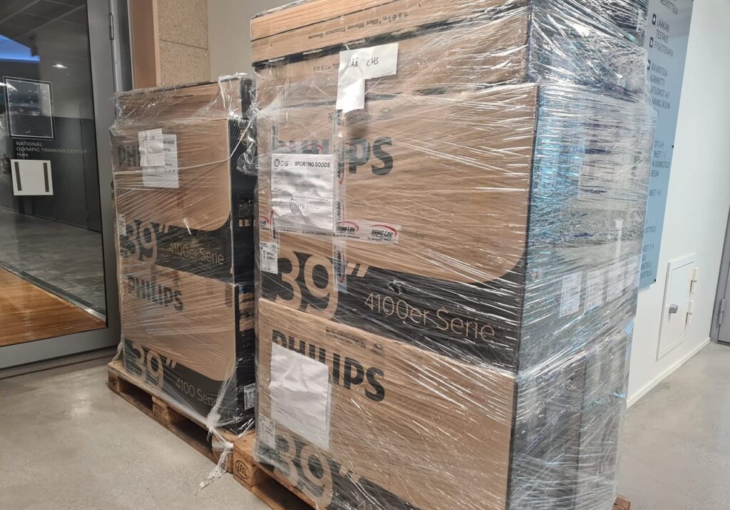 Televisiolaatikoita pinossa vierekkäin ja päällekäin muoveihin käärittynä