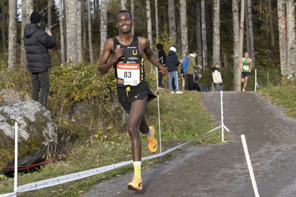 Mustafe Muuse juoksee maastojuoksukilpailussa