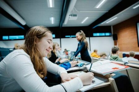 nuoret opiskelevat luokkatilassa